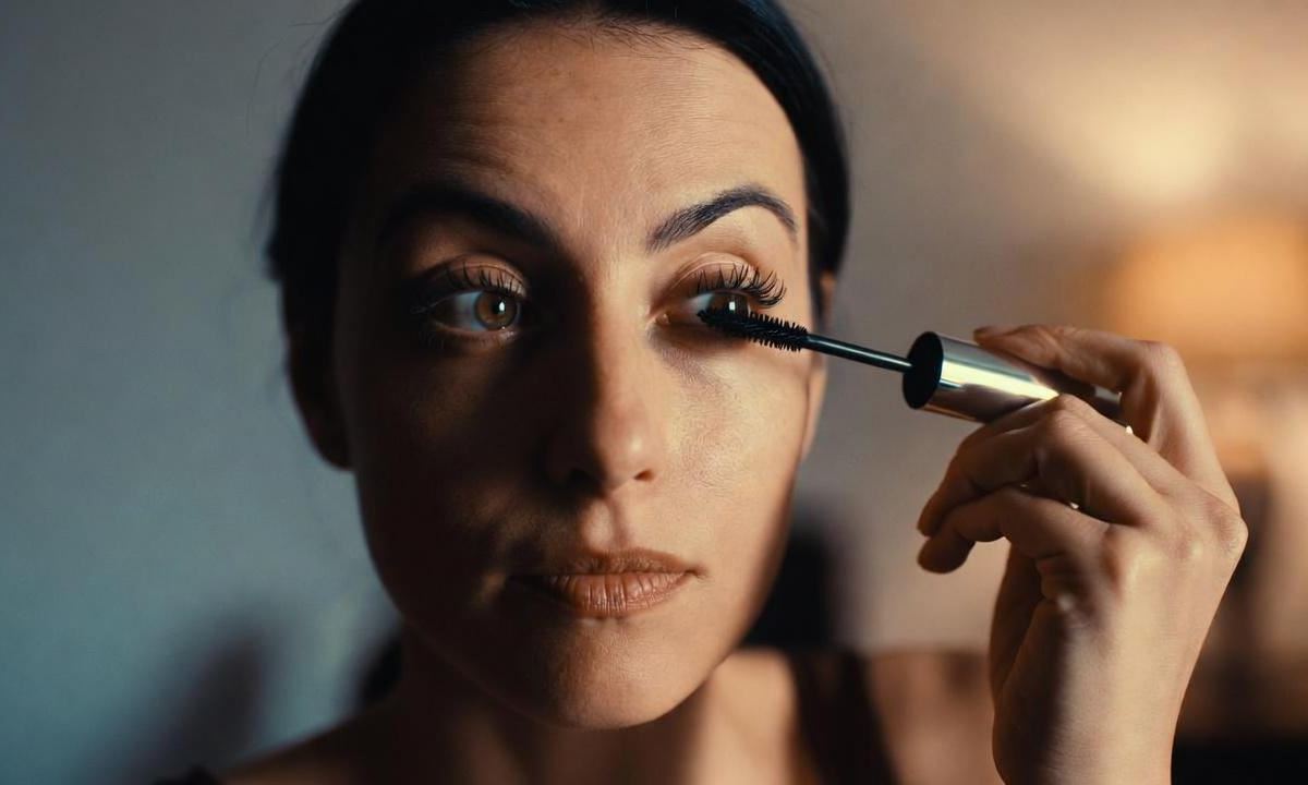 Офтальмолог предупредила о рисках цветных линз, туши и наращивания ресниц