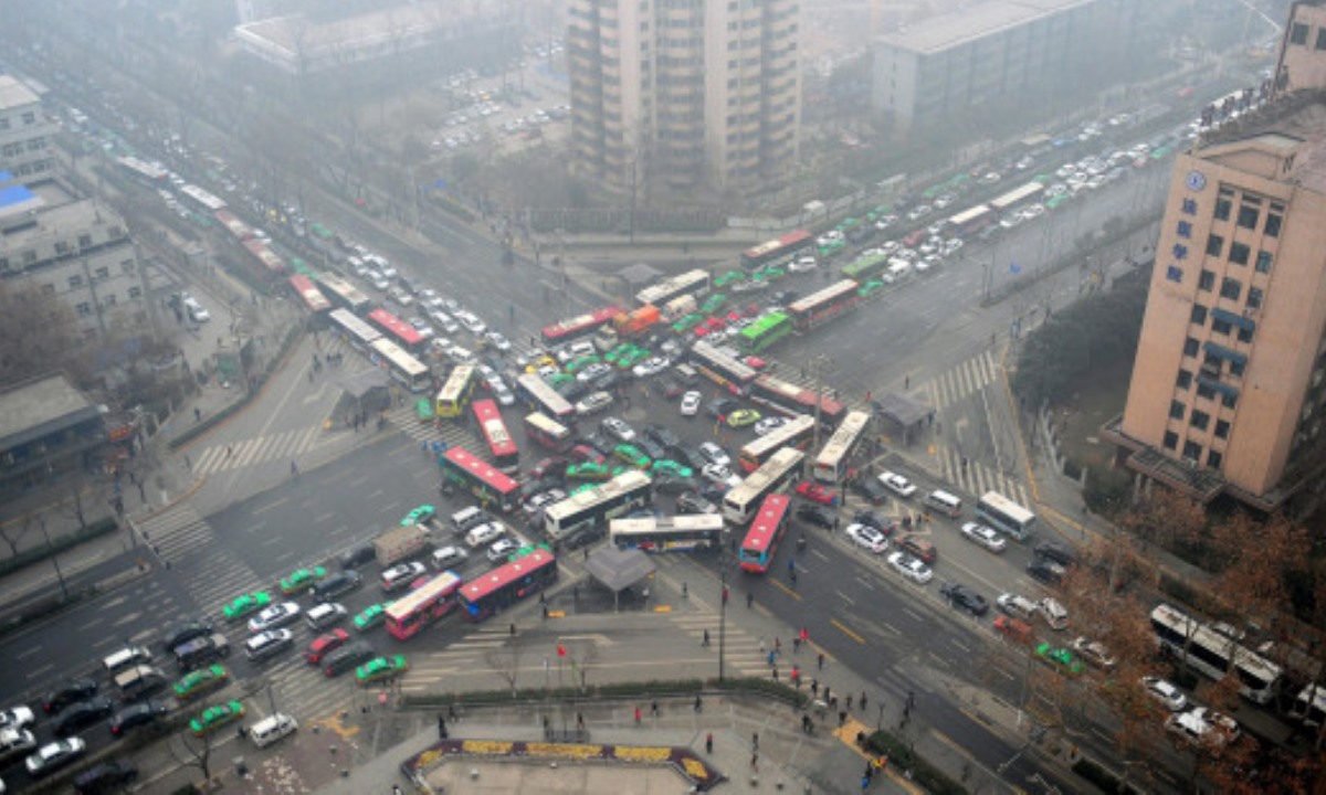 Даже короткая поездка в пробке может ударить по давлению — вывод учёных