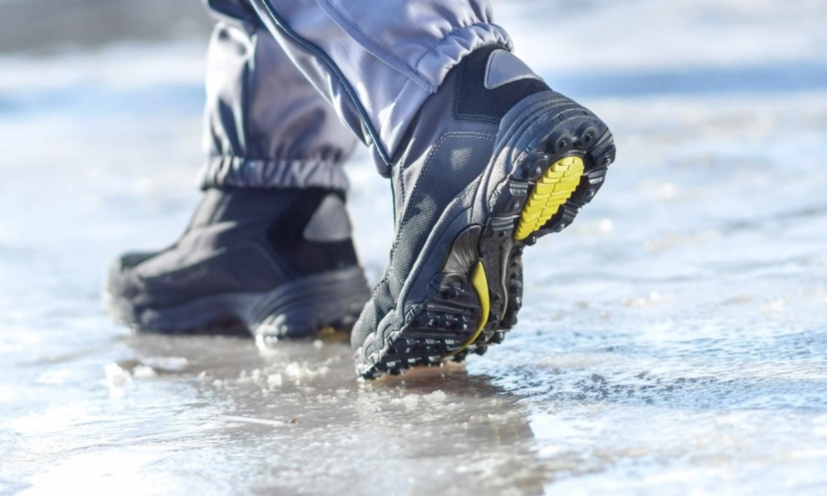 Опасный лед — ортопед назвал главные требования к зимней обуви
