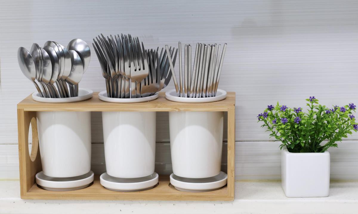 Ржавчина и налет исчезнут за полчаса — простой способ очистить подставку для приборов