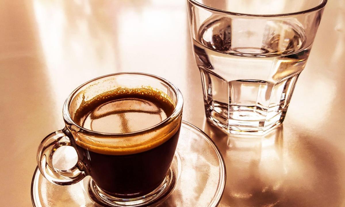 Врачи объяснили, зачем к кофе подают стакан воды