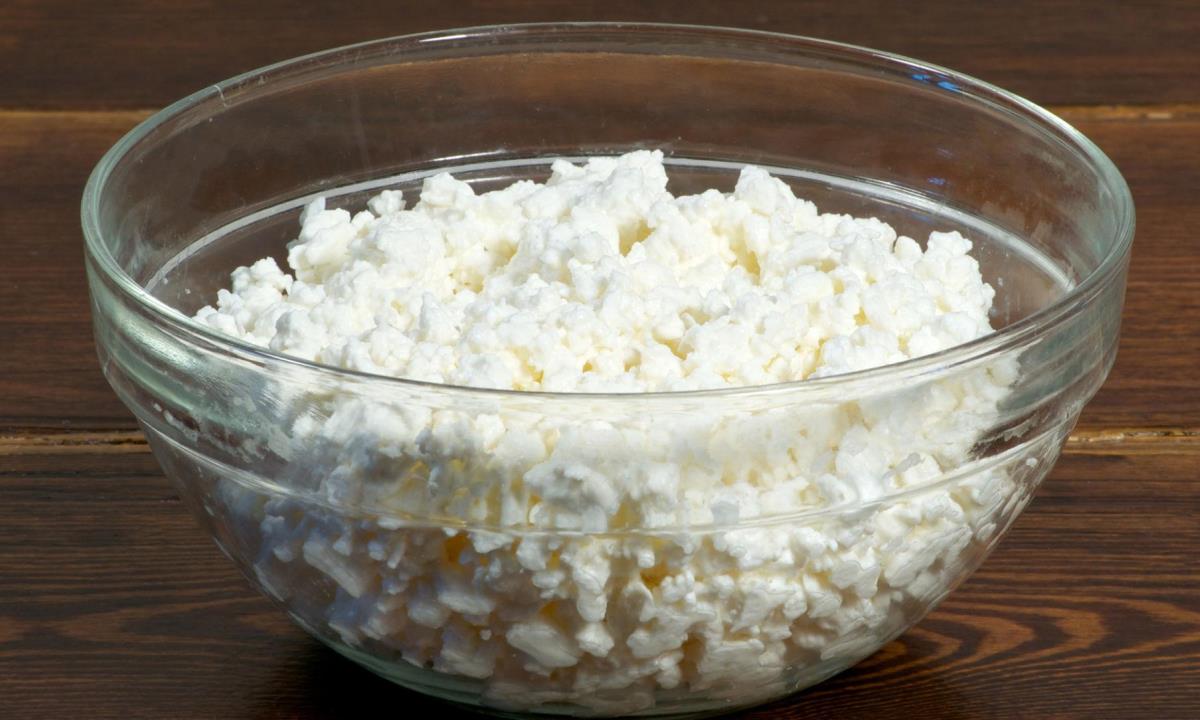 Диетологи раскрыли скрытые минусы творога — о чем редко предупреждают