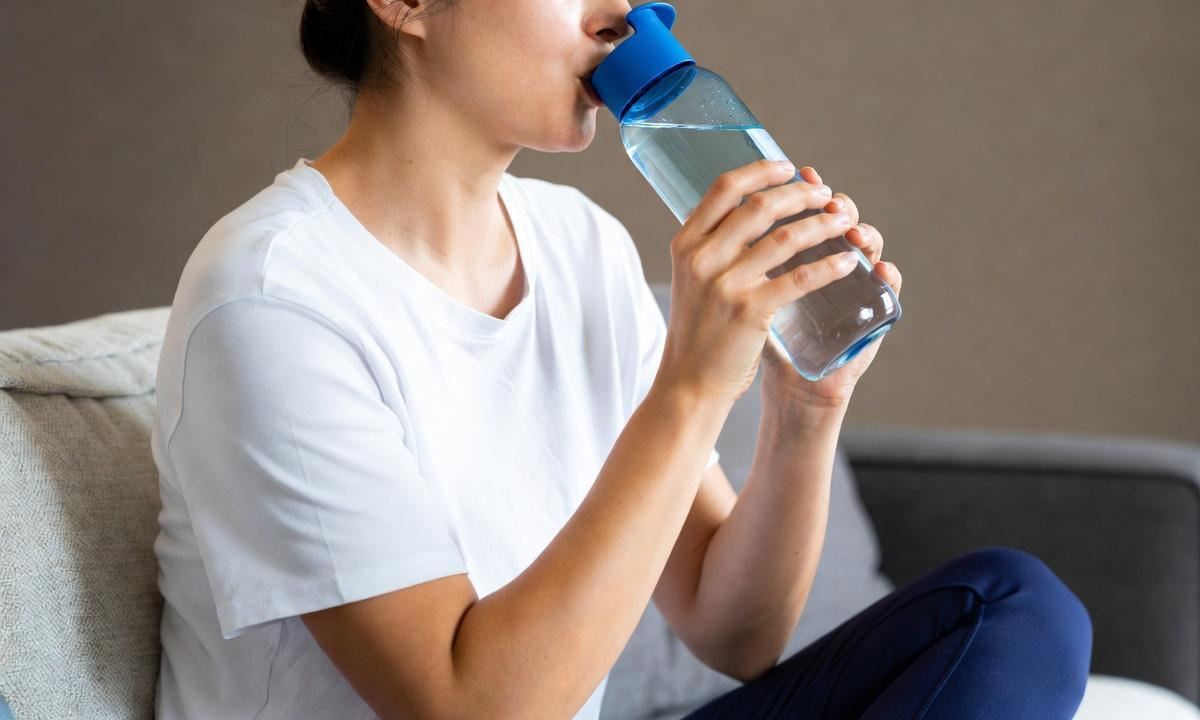 Врач объяснила, нужно ли всем пить по два литра воды в день