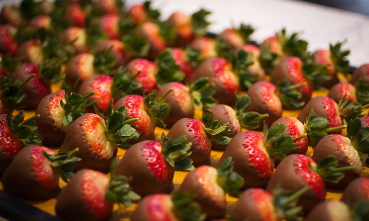 Клубника в шоколаде может стать опасной — диетолог объяснила риски