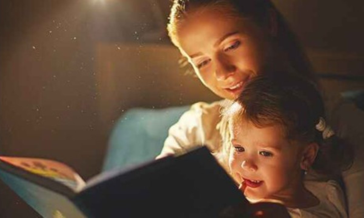 Не все сказки полезны — психолог объяснил, что лучше не читать детям