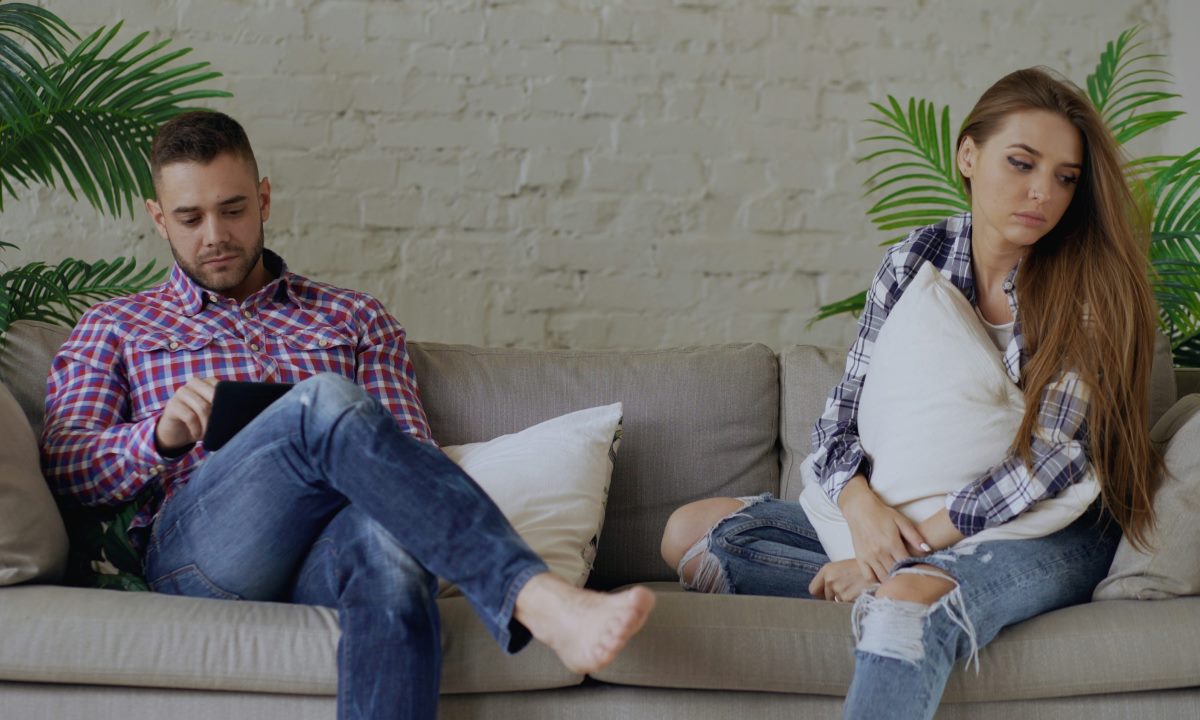 Психолог назвала скрытые признаки измены
