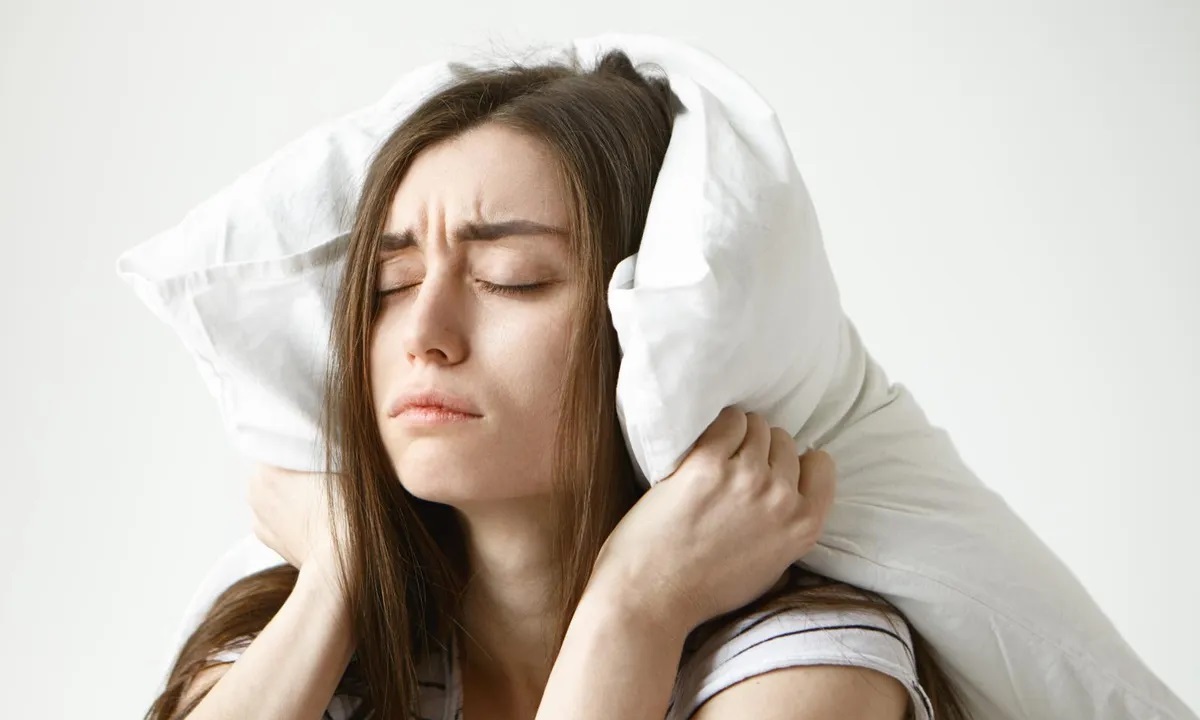 Названы неочевидные причины появления отеков вокруг глаз