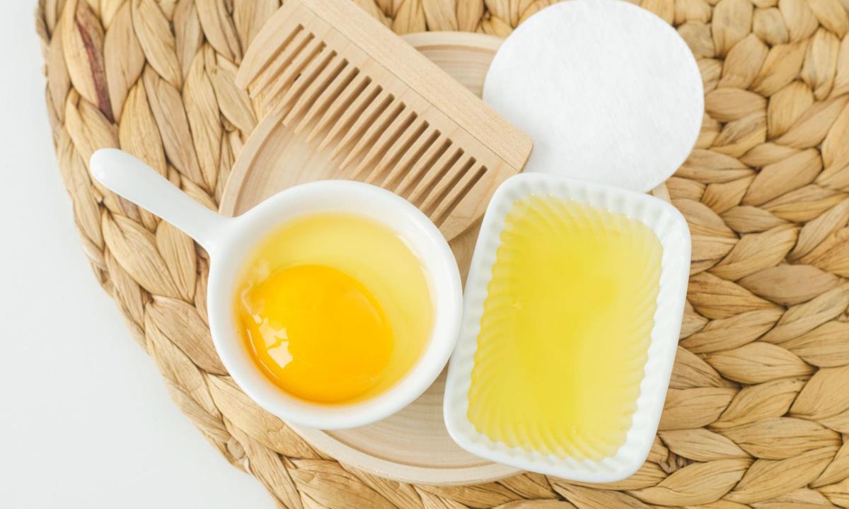 Масло и яйца против выпадения волос — врач объяснила, работают ли домашние маски