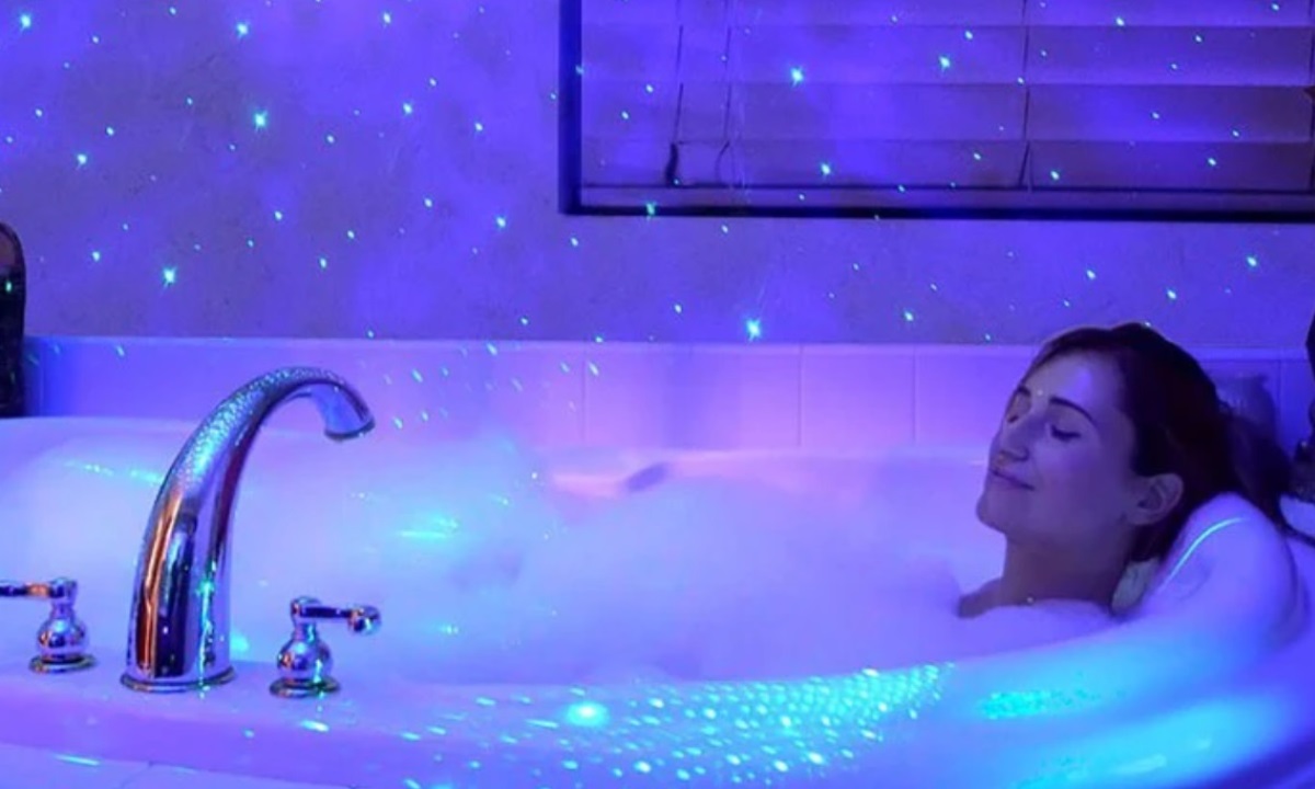 Утром или вечером — врач назвала идеальное время для душа