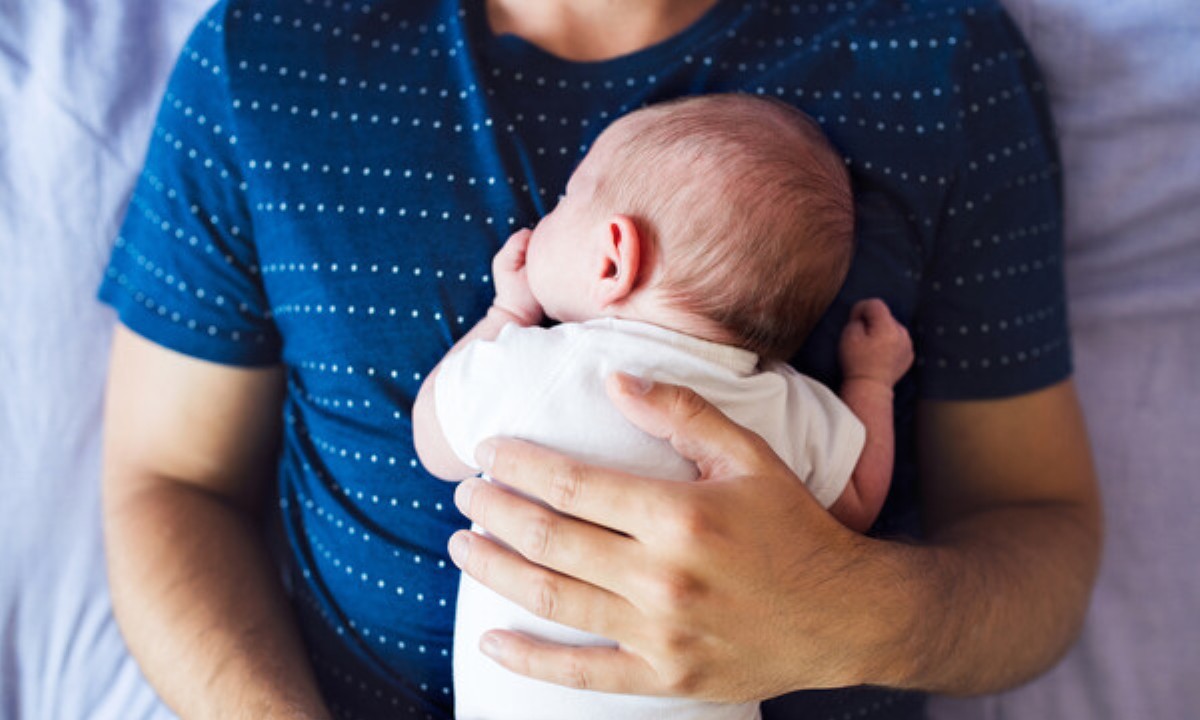 В каком возрасте младенца нужно начать обучать сну