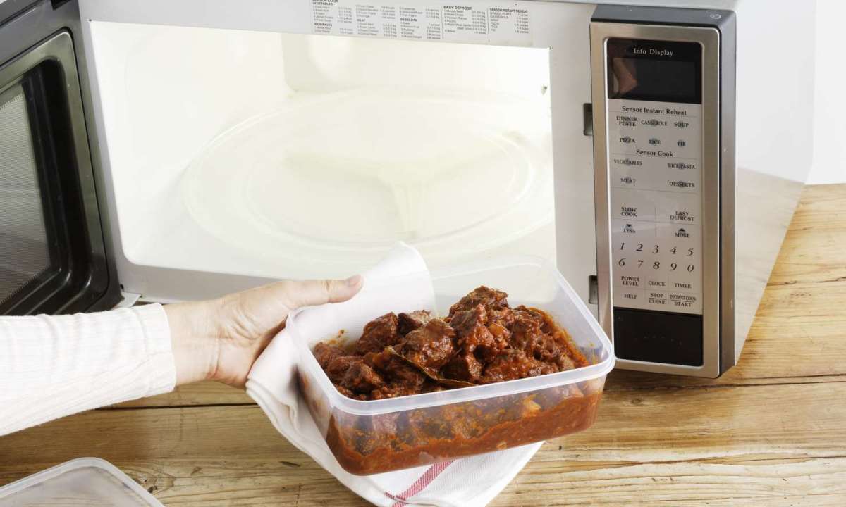 Разогрев еды в пластике оказался опаснее, чем считалось — ученые раскрыли риски