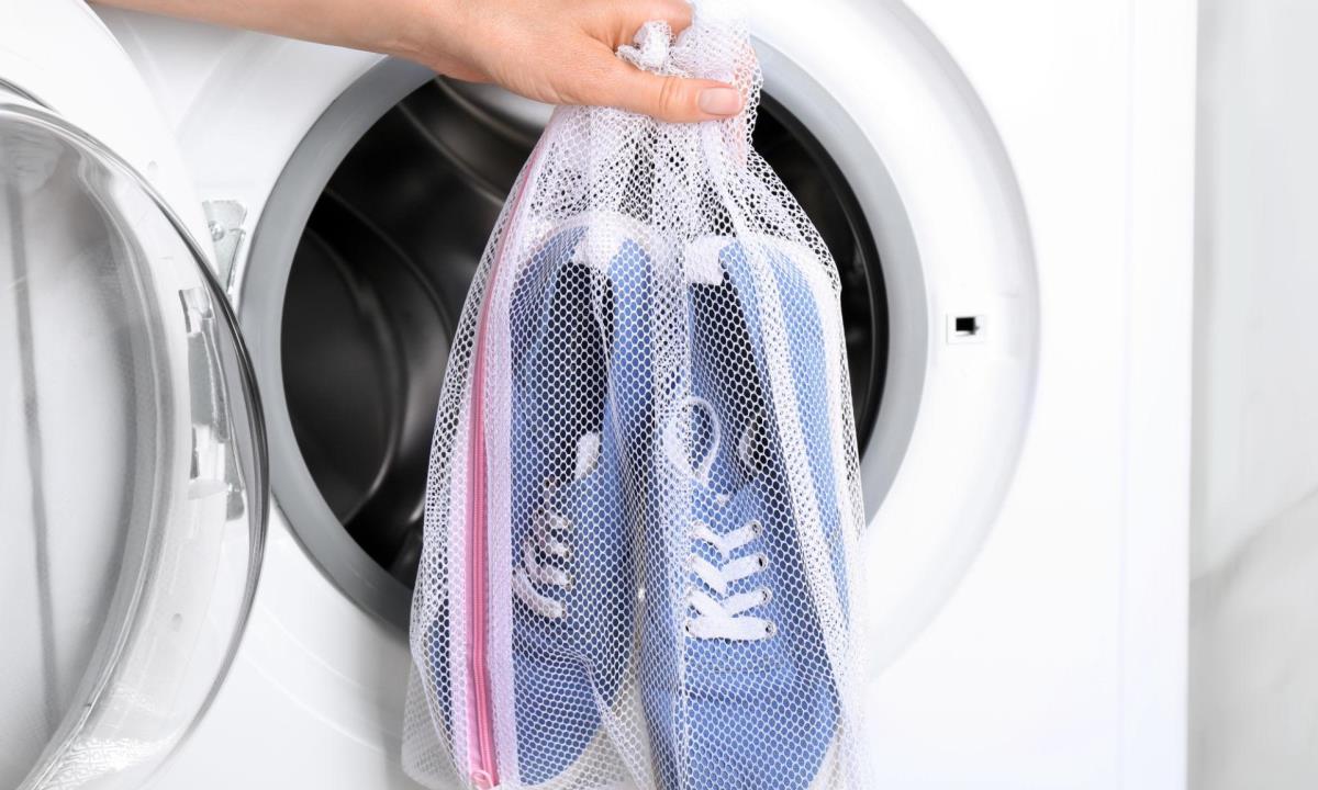 Как постирать обувь в машинке и не испортить ее — пошаговая инструкция