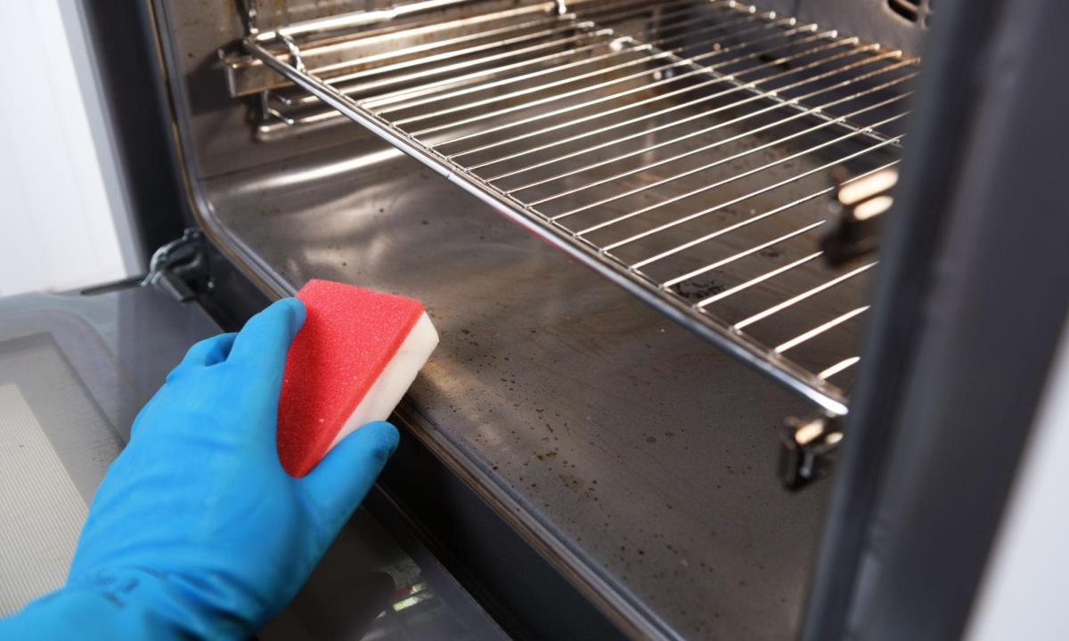 Грязная духовка может быть опасной — эксперт предупредила о скрытых рисках