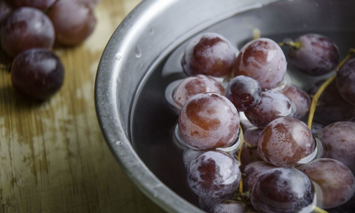 Главная ошибка при мытье винограда — почему ягоды остаются «грязными»