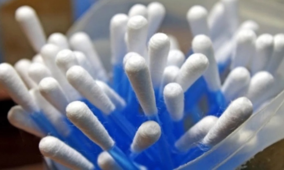 К чему может привести привычка чистить уши ватными палочками