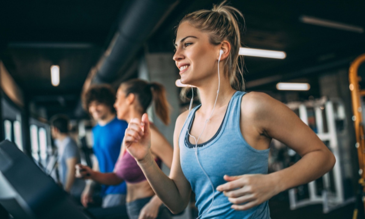 Почему нельзя включать полную громкость в наушниках