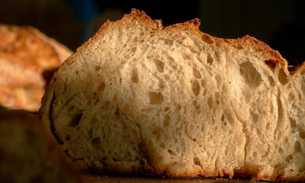 Раскрыт простой способ испечь дома хлеб с хрустящей корочкой