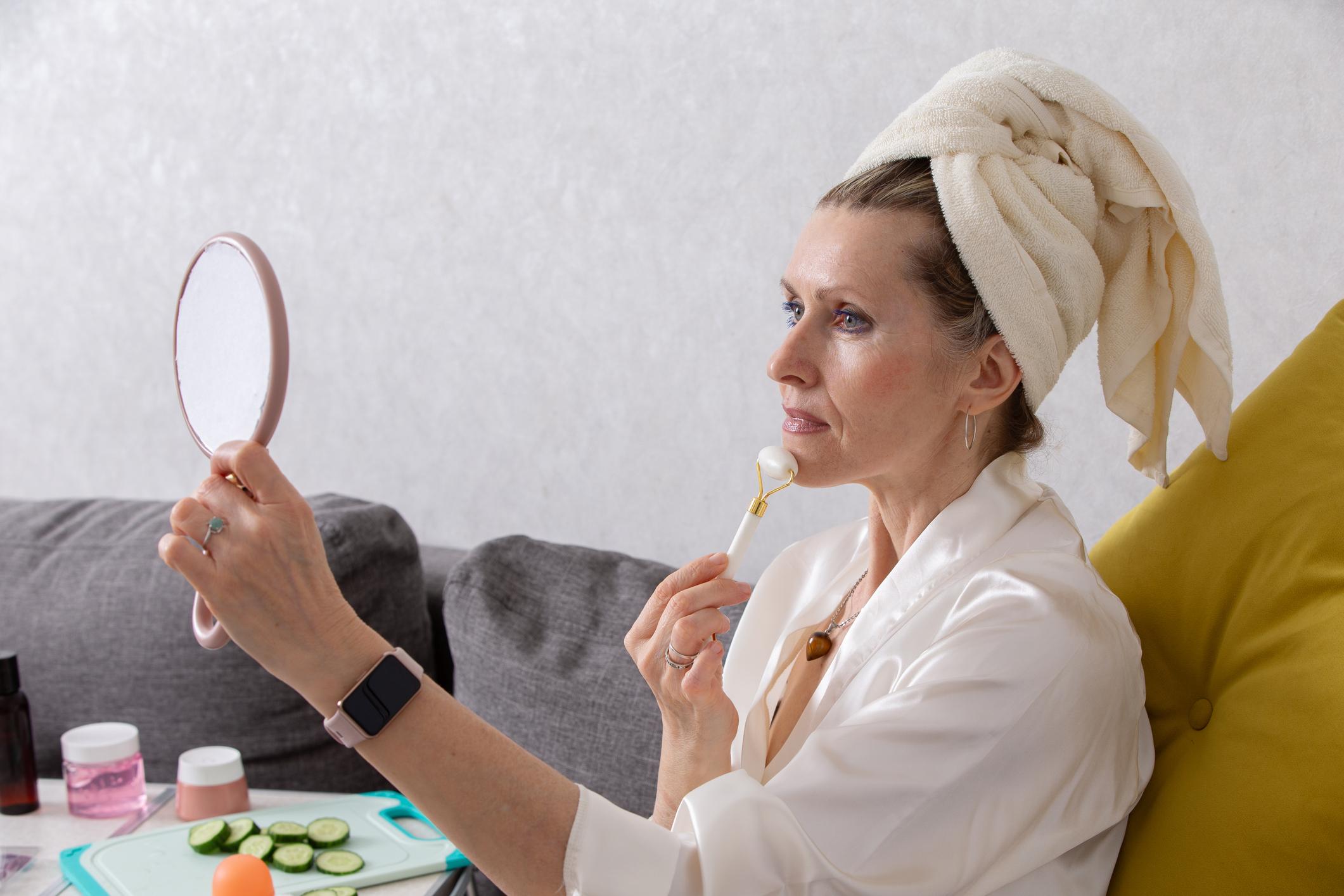 Эксперты рассказали, как быстро привести волосы и ногти в порядок дома