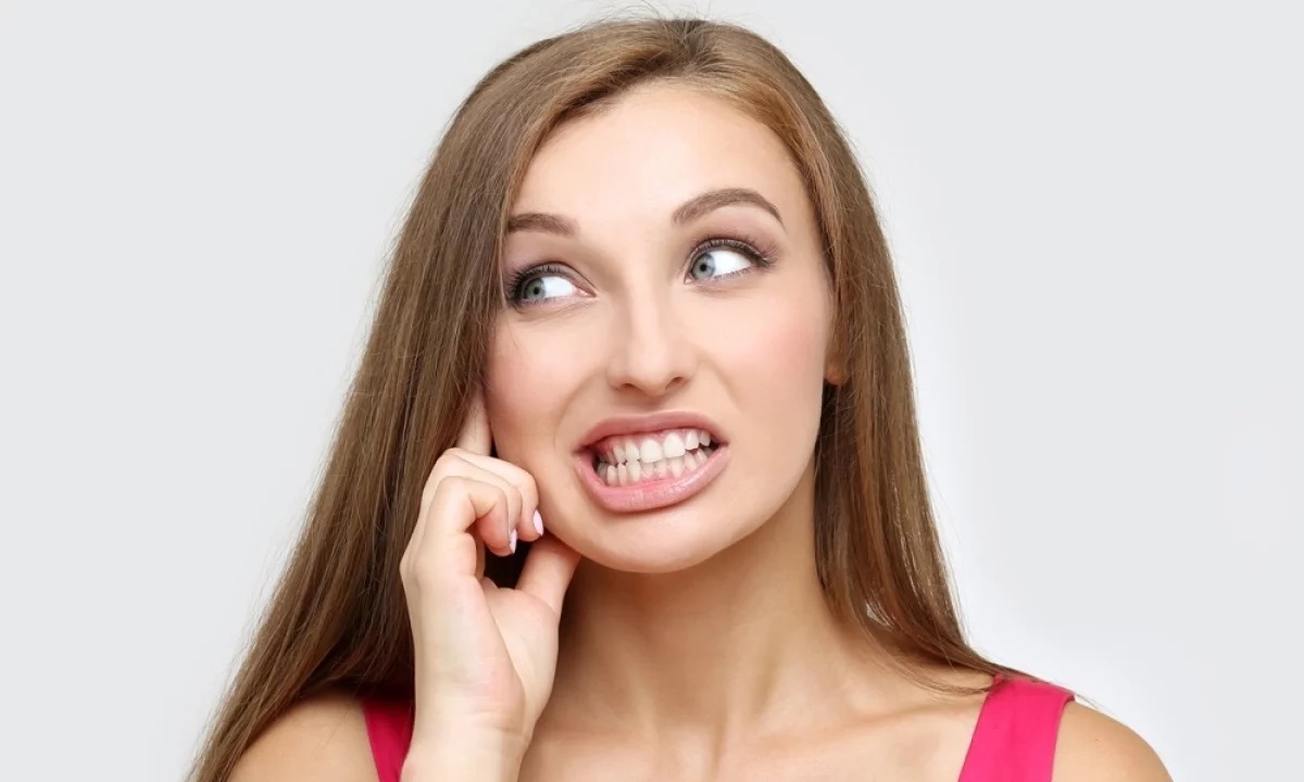 Как влияет на внешность стирание зубов