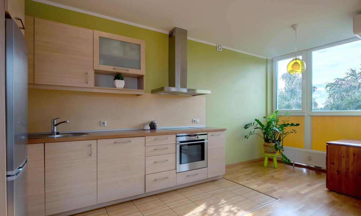 Белые кухни уходят в прошлое — дизайнеры назвали главный интерьерный тренд 2026 года