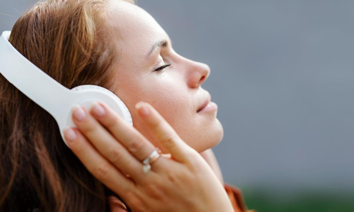 Врач назвал наушники, которые меньше всего вредят слуху