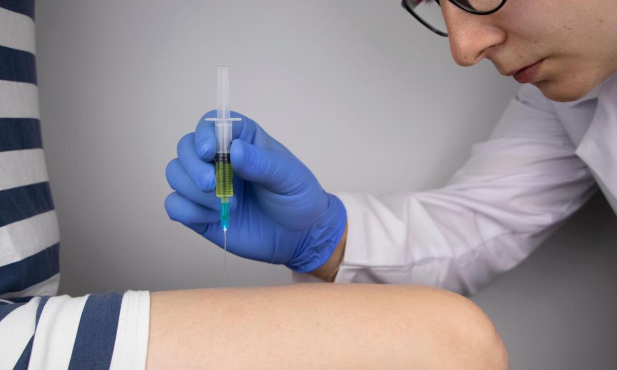 Эксперт объяснил, как безопасно сделать себе укол в ягодицу или бедро