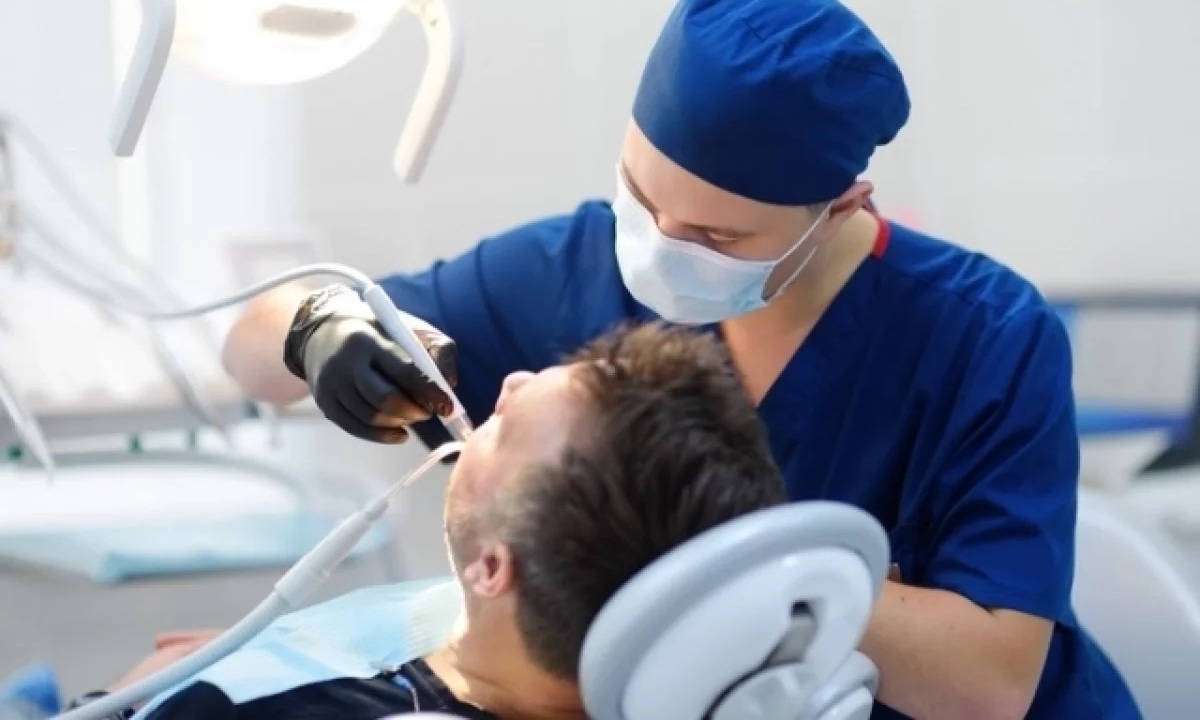 Врач рассказал о невидимом враге здоровья зубов