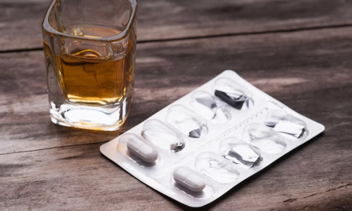 Почему антибиотики несовместимы с алкоголем