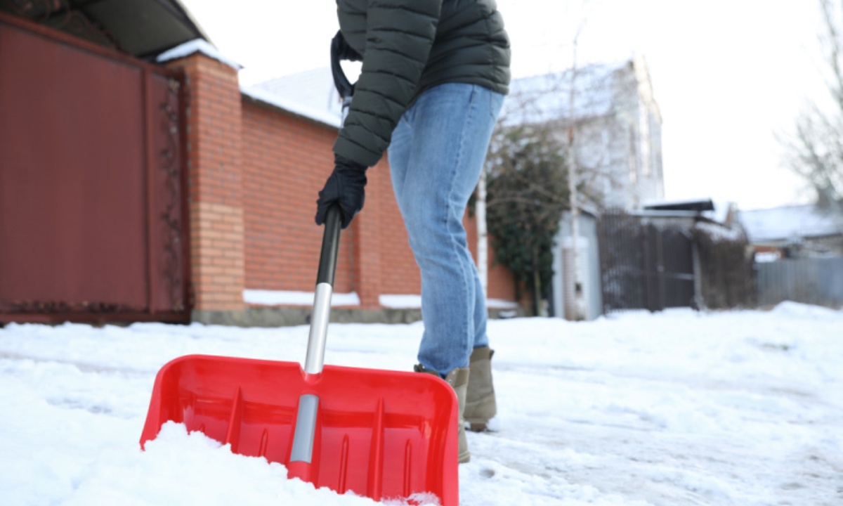 Как победить снег на приусадебном участке и не надорваться