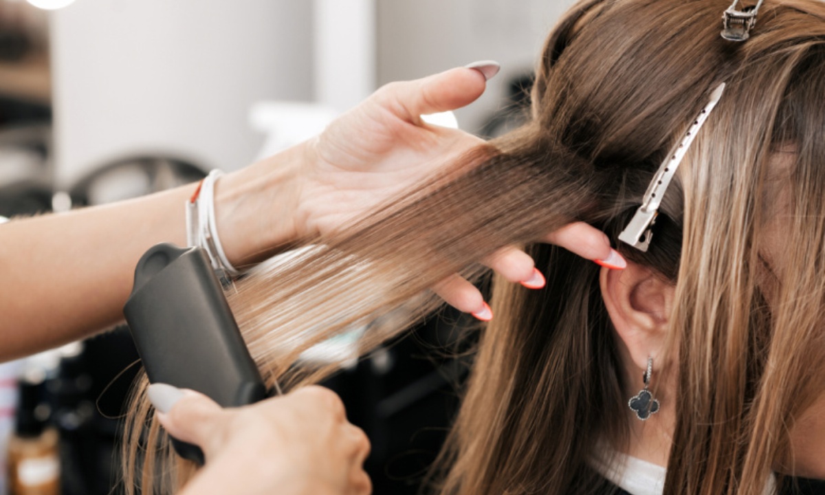Стилист ответил на важный вопрос о горячей укладке