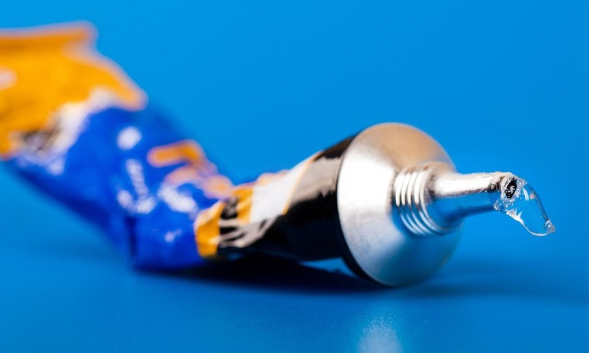 Секрет суперклея, о котором редко говорят — простой кухонный порошок ускоряет склейку в разы