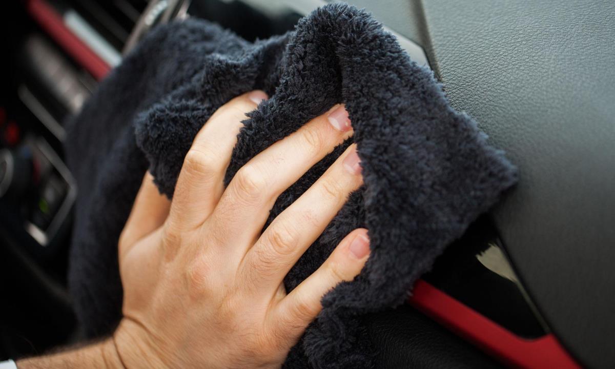 Перекупщики используют этот трюк — как вернуть пластику в салоне авто почти новый вид