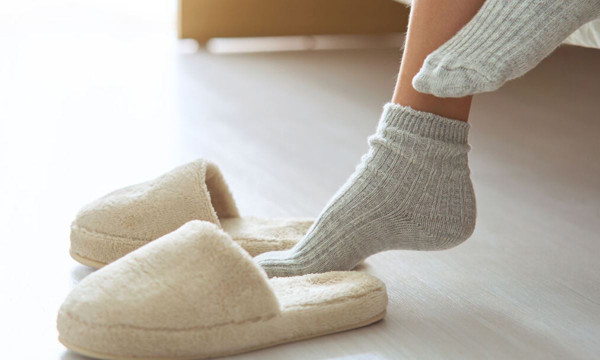 Тапочки или босиком — врачи объяснили, как на самом деле полезнее ходить по дому