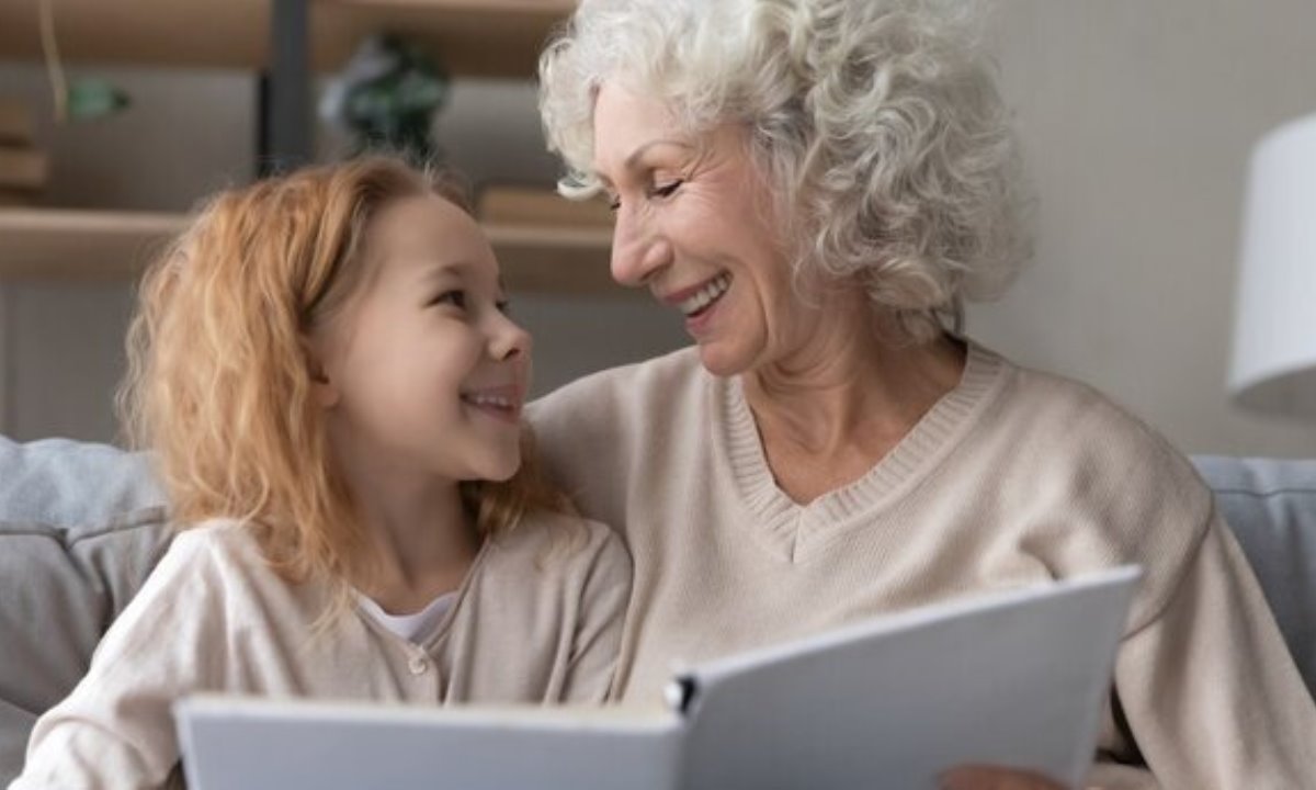 Учёные объяснили, почему рядом с внуками бабушки и дедушки чувствуют себя моложе