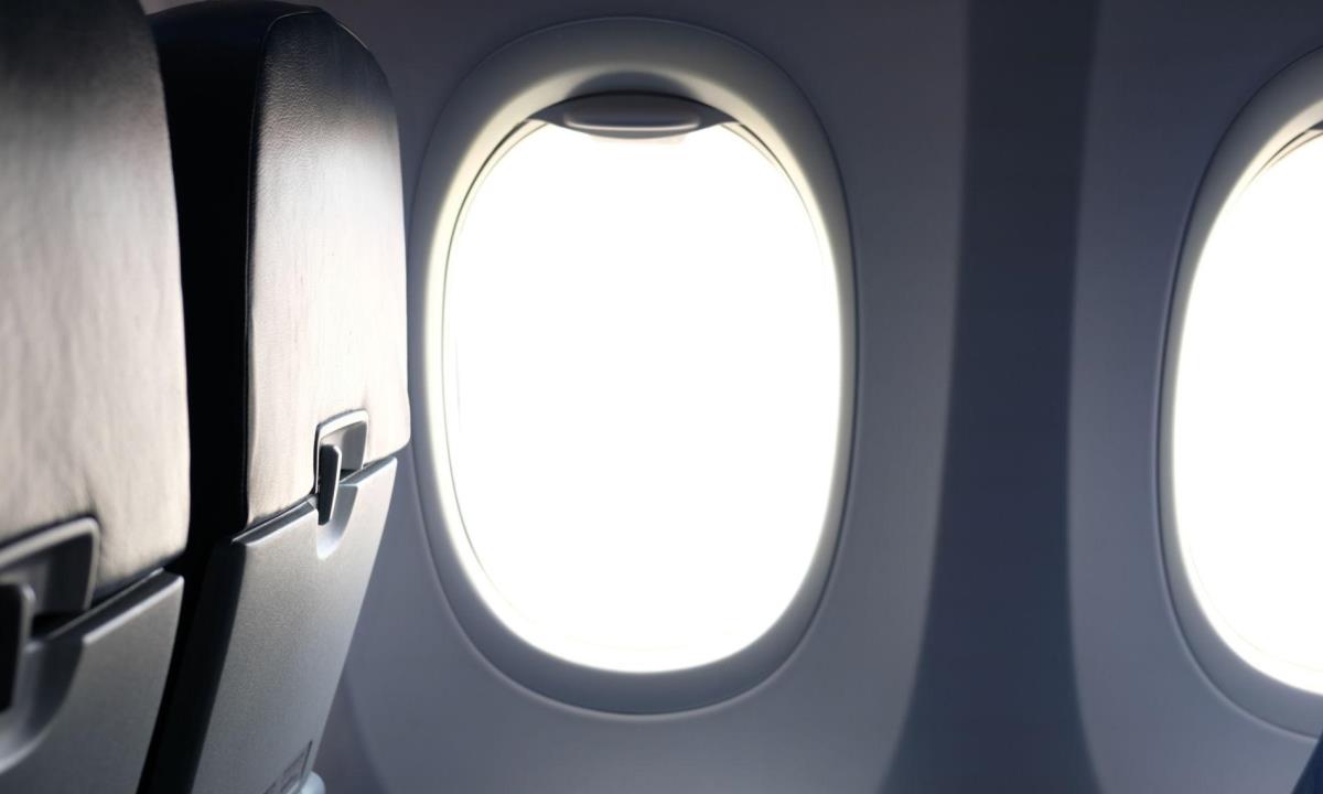 Почему иллюминаторы в самолётах круглые — инженеры объяснили важную деталь конструкции