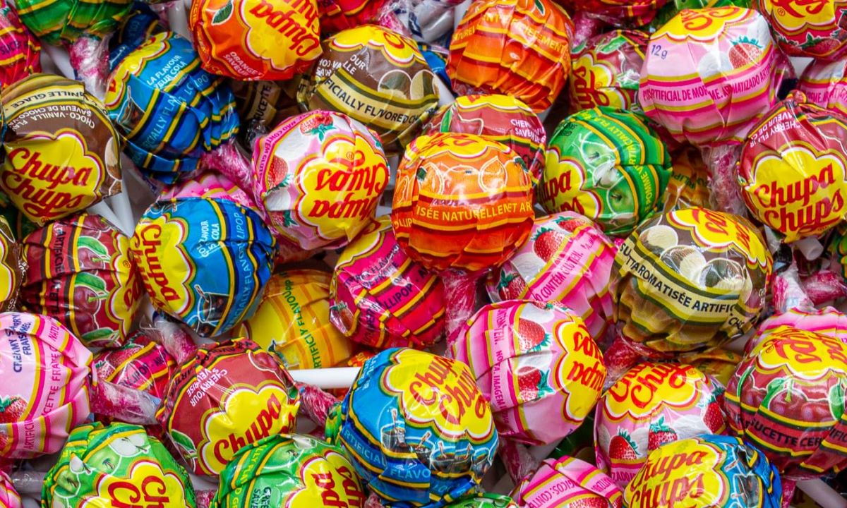 Chupa Chups выпустил «невозможный» леденец — его обертку не берет даже пила