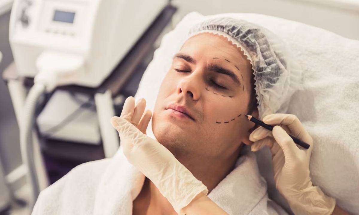 Хирург рассказал о самых популярных пластических операциях у мужчин и женщин