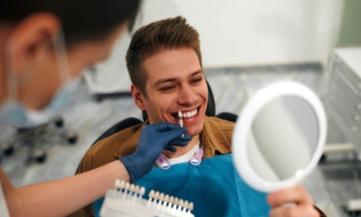 Врач развеяла популярные мифы об отбеливании зубов