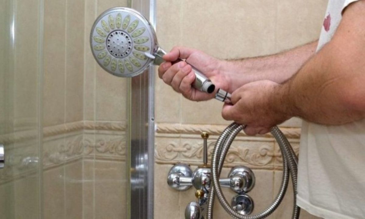 Почему надо регулярно чистить лейку душа