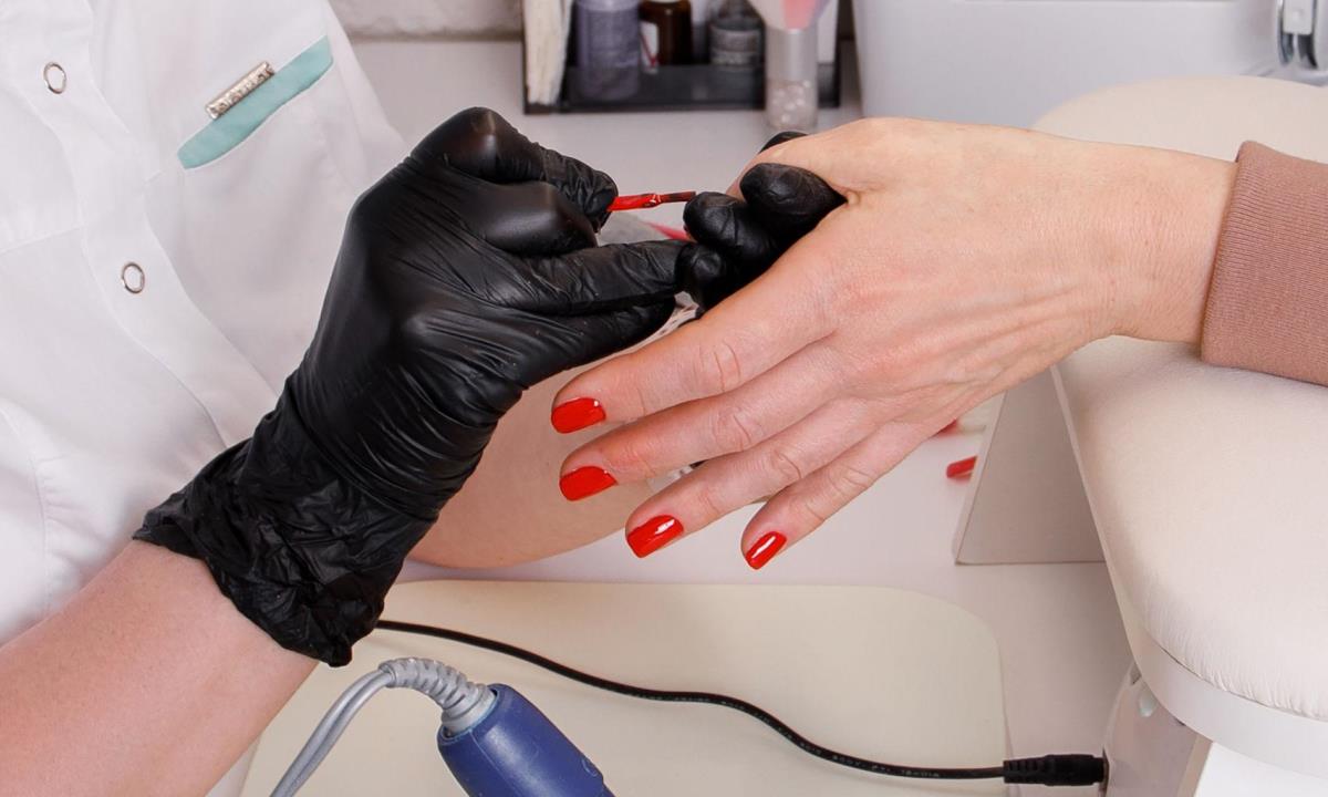 Мастера маникюра назвали безопасный срок ношения гель-лака