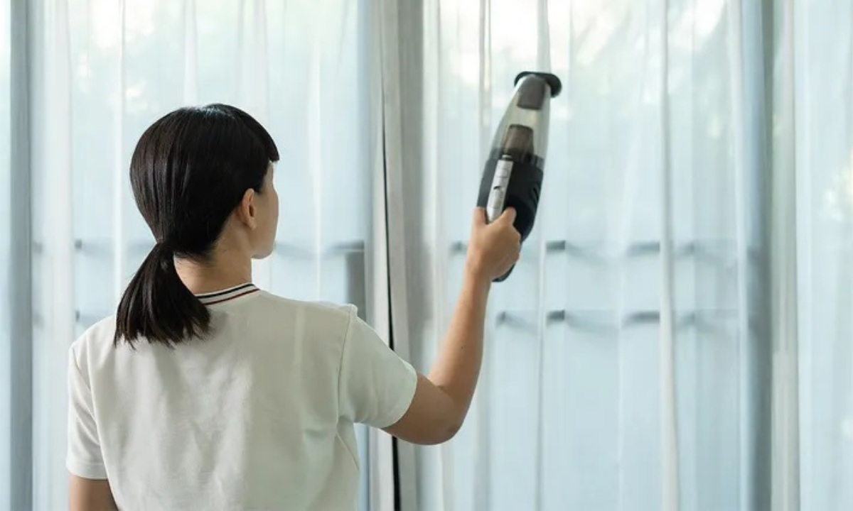 Как не снимая с карниза постирать шторы