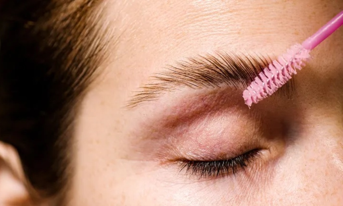 Какие средства могут помочь отрастить брови
