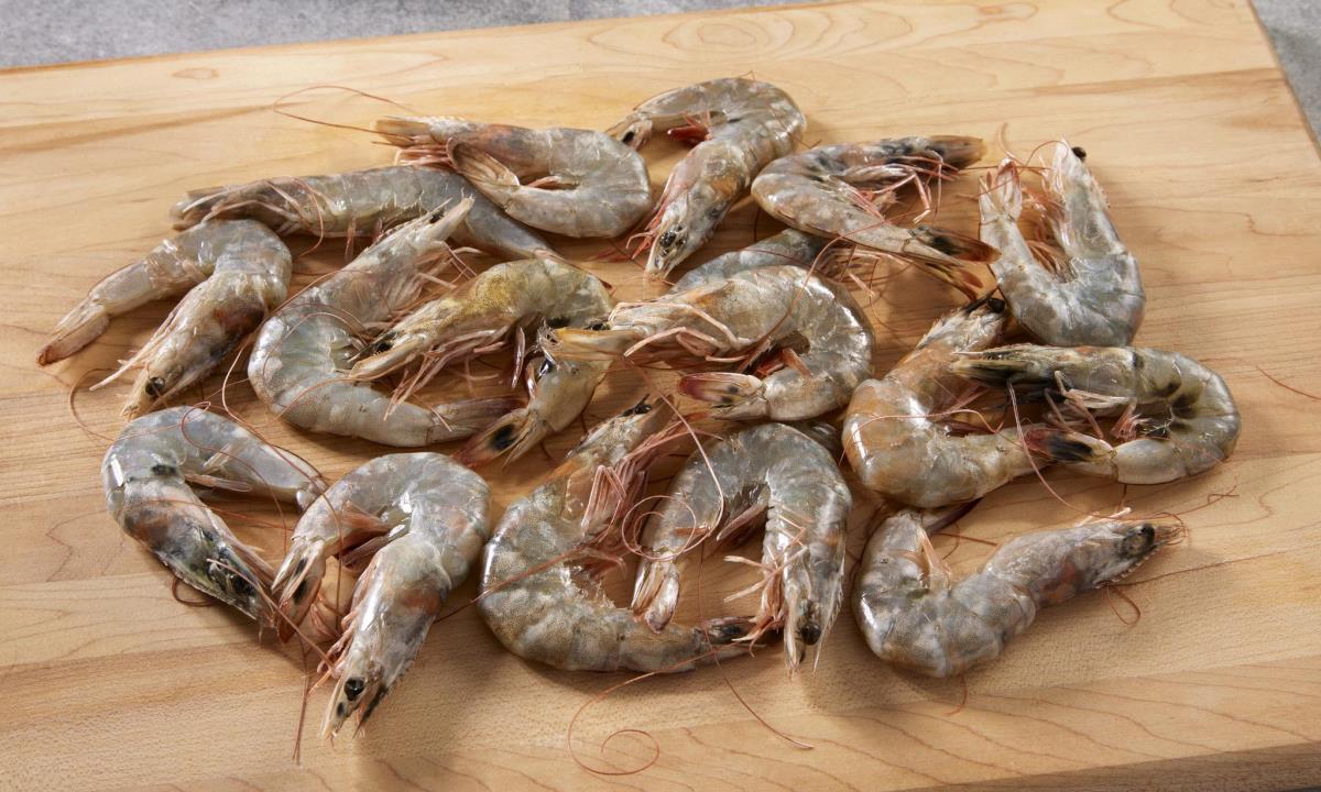 Что означают цифры 30/40 и 50/70 на упаковке креветок — объяснил эксперт
