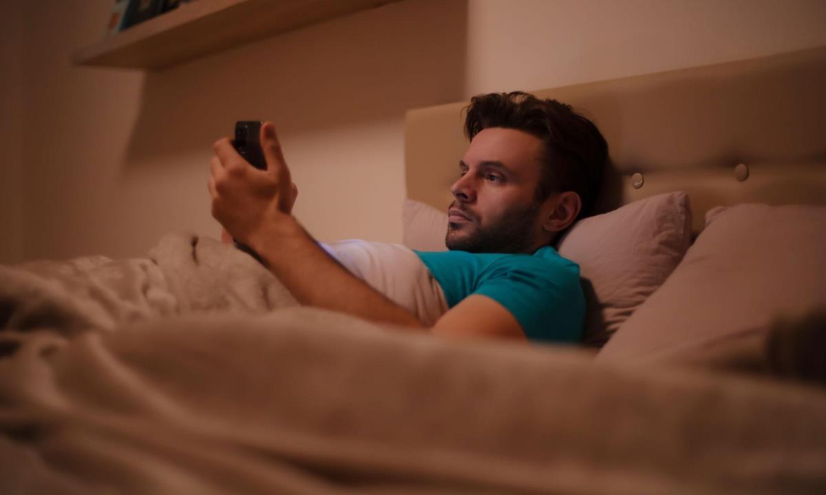 Ученые объяснили, почему возникает зависимость от телефона