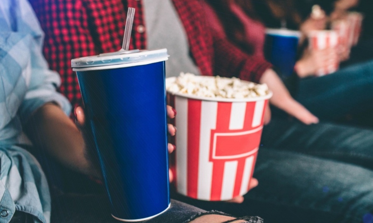 Чем заменить попкорн в кинотеатре — диетолог назвала полезные перекусы
