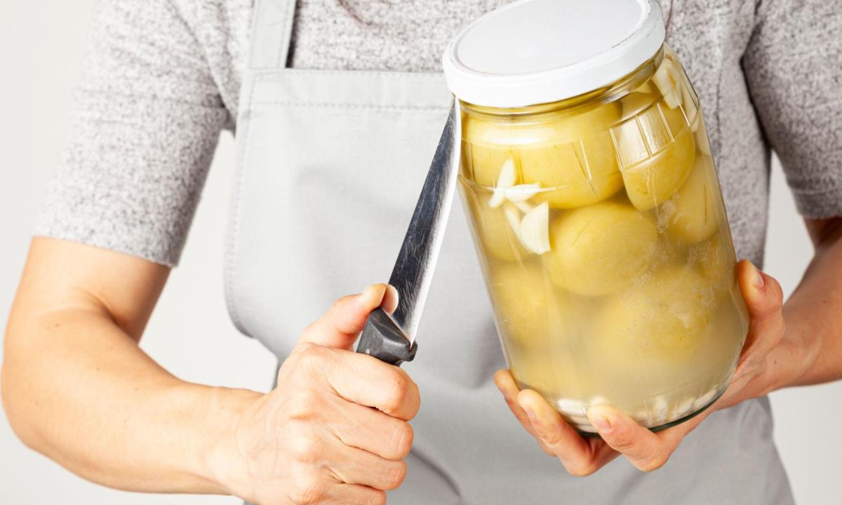 Как открыть банку с тугой крышкой — простой кухонный трюк, который работает сразу