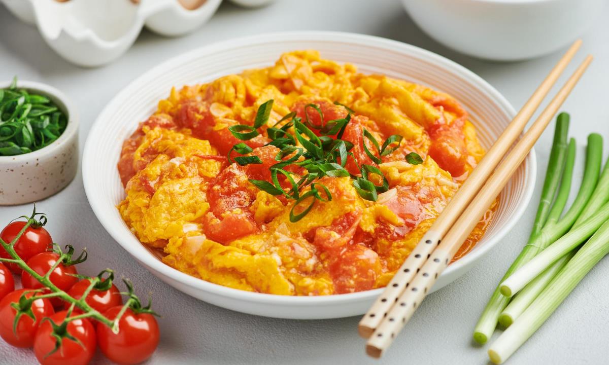 Китайская яичница за 5 минут — простой рецепт с ярким азиатским вкусом
