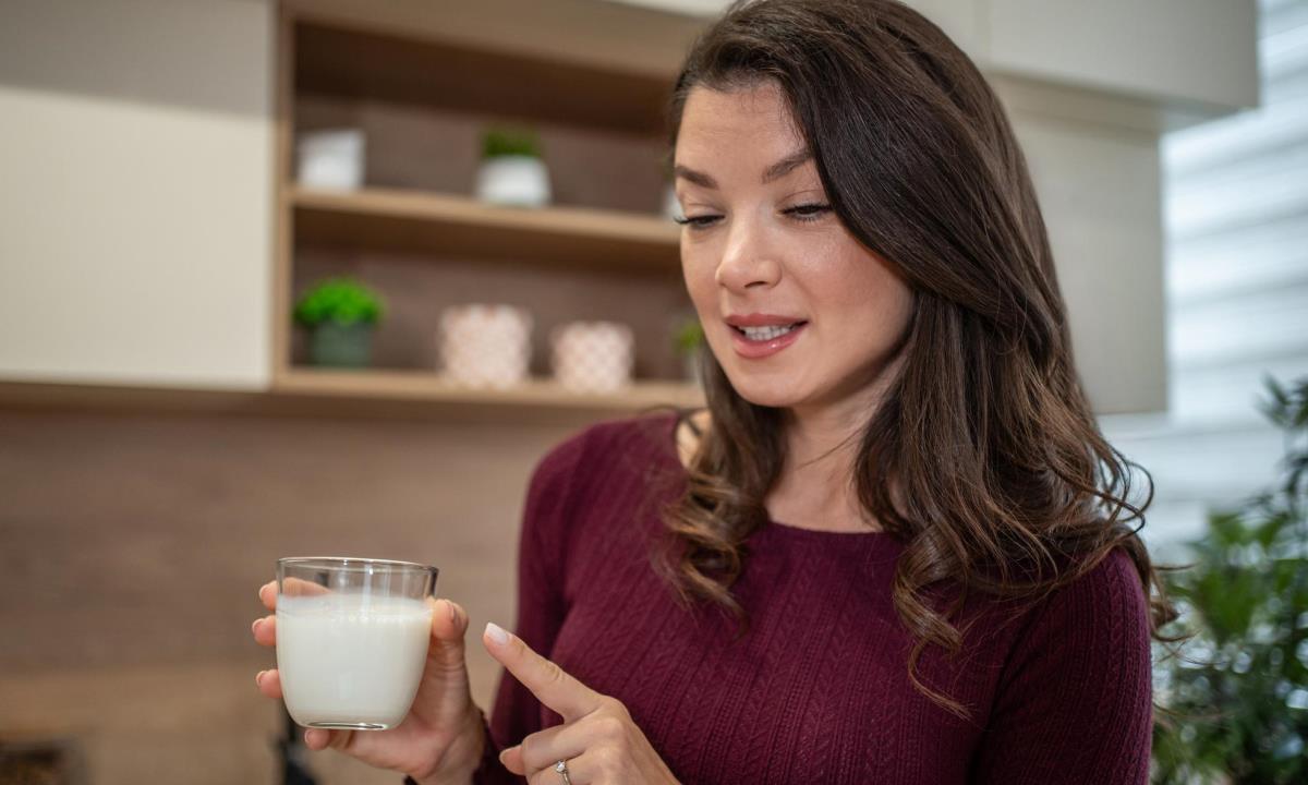 Правда ли, что после 40 нельзя пить молоко — врач объяснила причину вздутия и боли