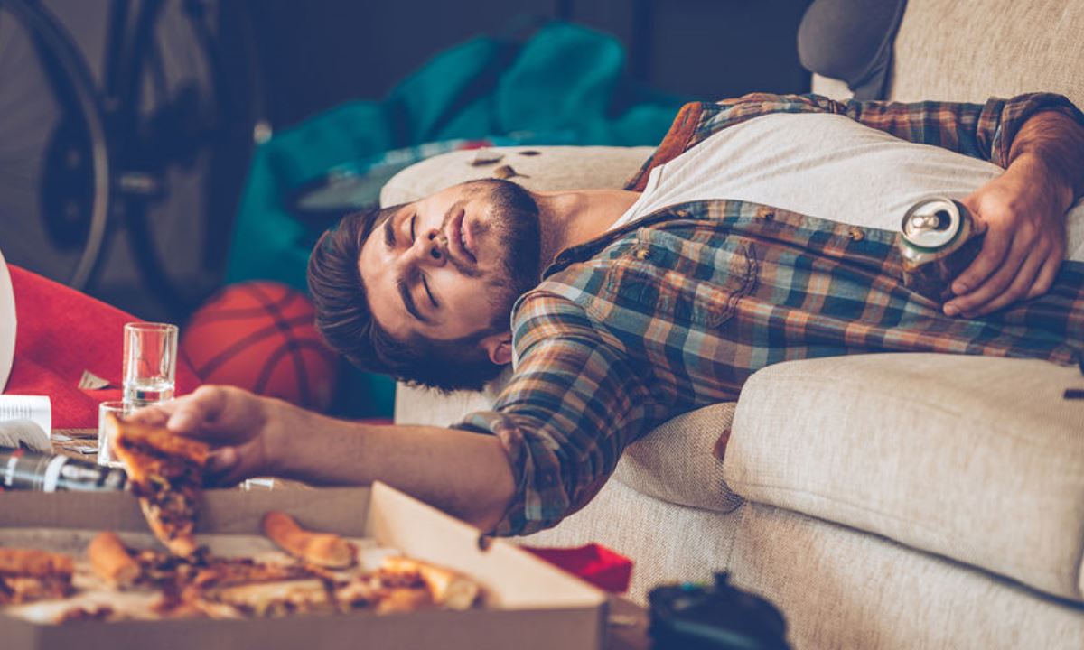Почему при похмелье тянет на фастфуд — врач объяснила реакцию организма