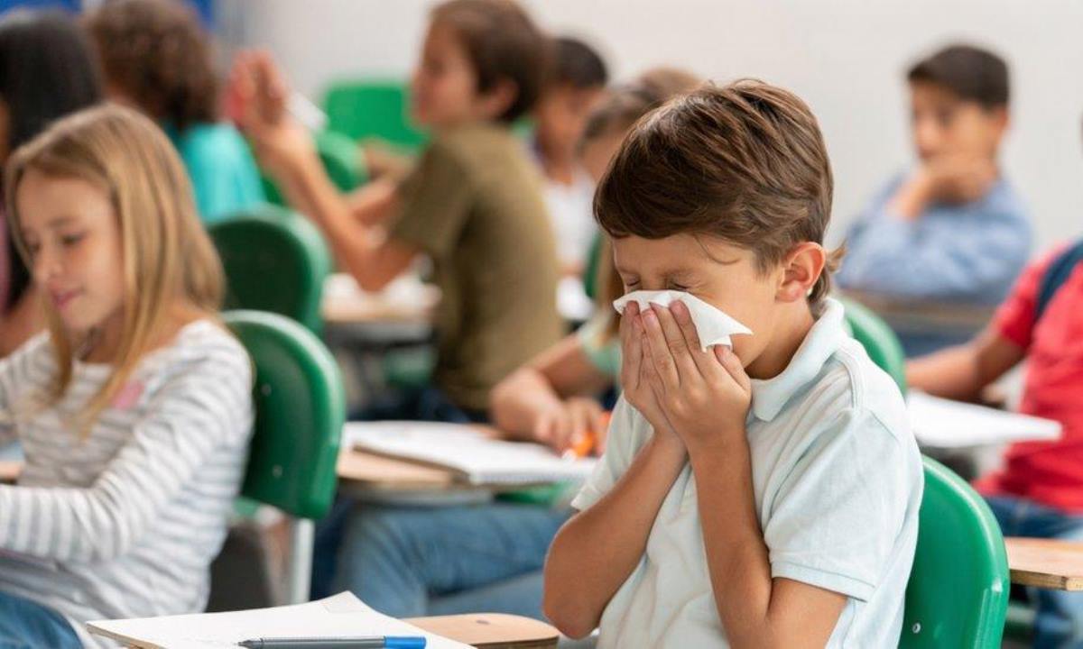 Почему дети начинают чаще болеть в школе — врачи объяснили главные причины